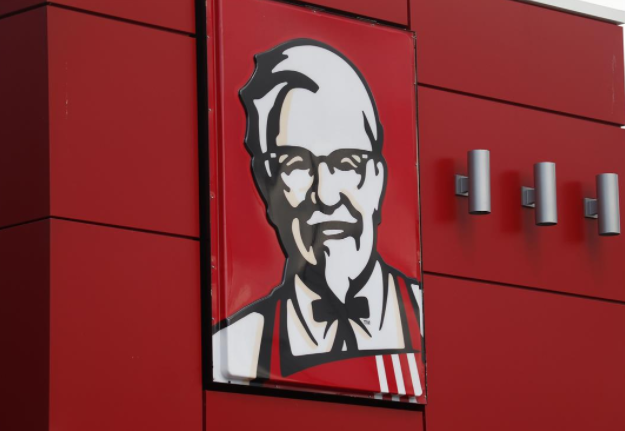 Mujer demanda a KFC porque un anuncio mostraba demasiado pollo - Captura-de-pantalla-2016-10-26-a-las-12.00.38