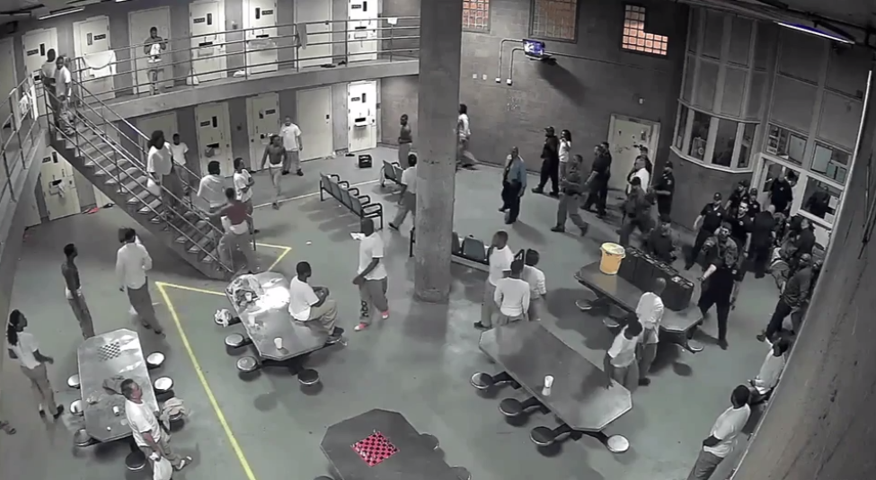 Video: pelea en cárcel en EE.UU. dejó 10 heridos