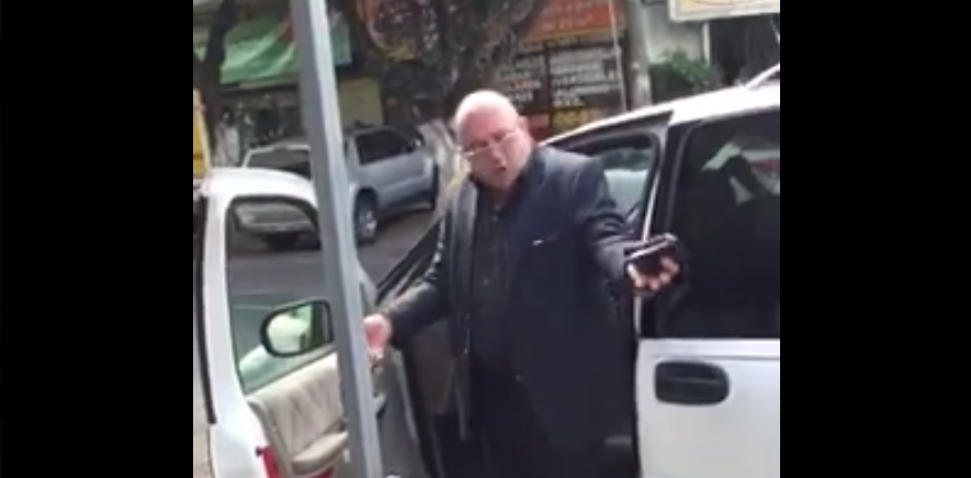 Video: hombre no permite que joven en silla de ruedas use rampa