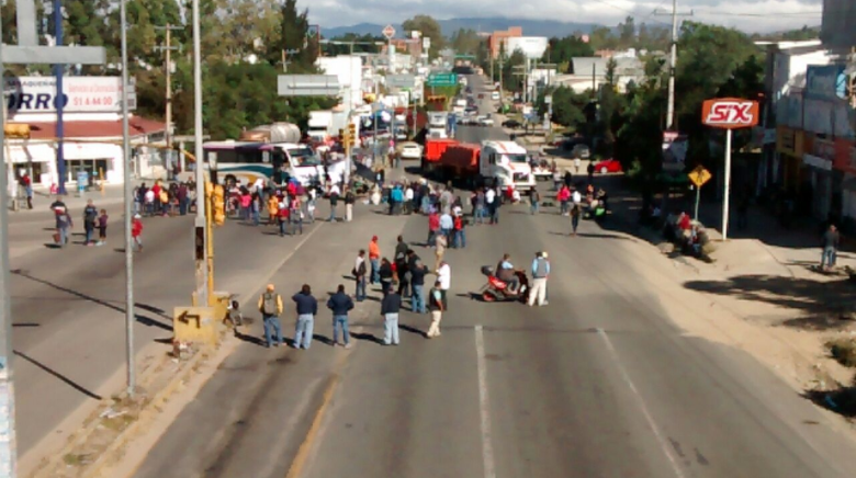Trabajadores de Salud bloquean 23 puntos carreteros en Oaxaca - Captura-de-pantalla-2016-10-28-a-las-13.51.13