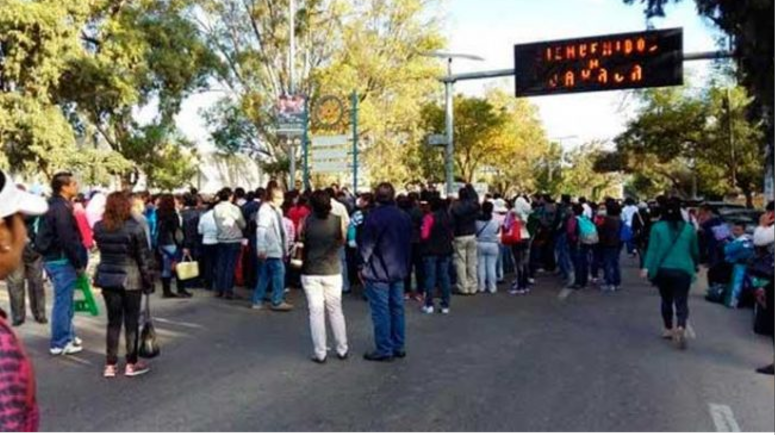 Trabajadores de Salud bloquean 23 puntos carreteros en Oaxaca - Captura-de-pantalla-2016-10-28-a-las-13.51.50