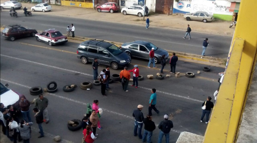 Trabajadores de Salud bloquean 23 puntos carreteros en Oaxaca - Captura-de-pantalla-2016-10-28-a-las-13.52.07