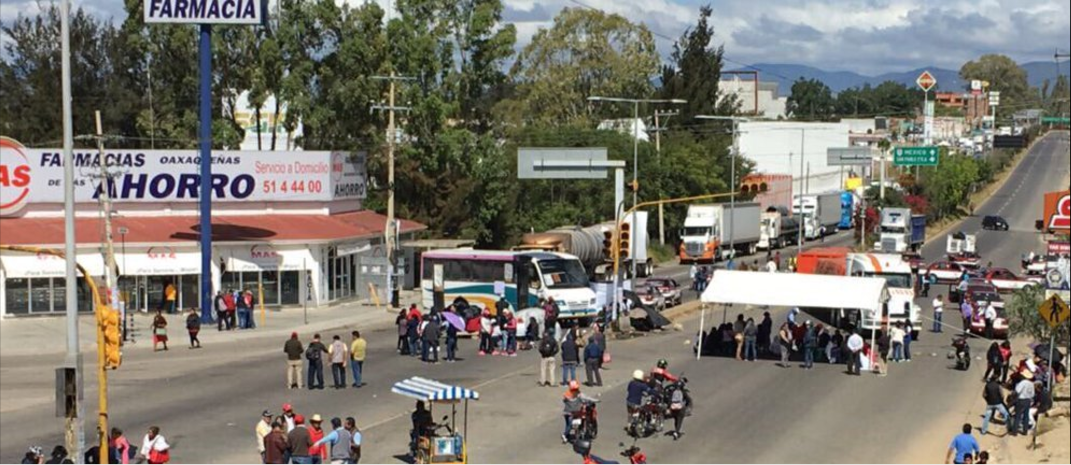Trabajadores de Salud bloquean 23 puntos carreteros en Oaxaca - Captura-de-pantalla-2016-10-28-a-las-13.52.17