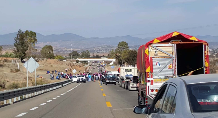 Trabajadores de Salud bloquean 23 puntos carreteros en Oaxaca