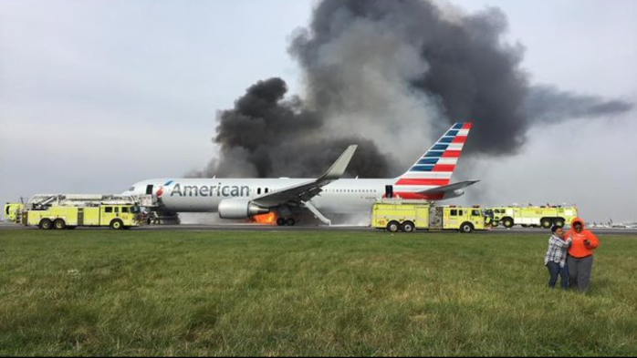 Suman 20 lesionados tras incendio de avión de American Airlines en Chicago