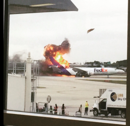 Video: en Florida se incendia avión de FedEx