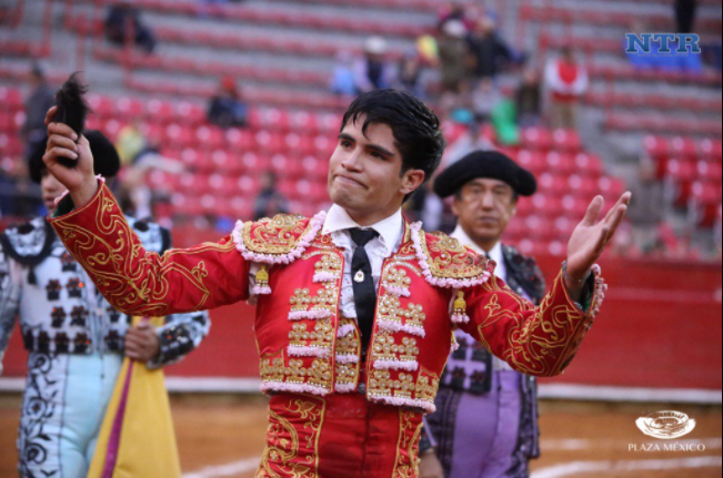 Video: toreros sufren cornadas el domingo en la Plaza México - Captura-de-pantalla-2016-10-31-a-las-11.17.29