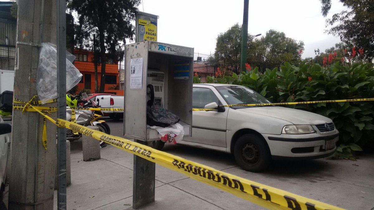 Abandonan cráneo en caseta telefónica de Iztapalapa