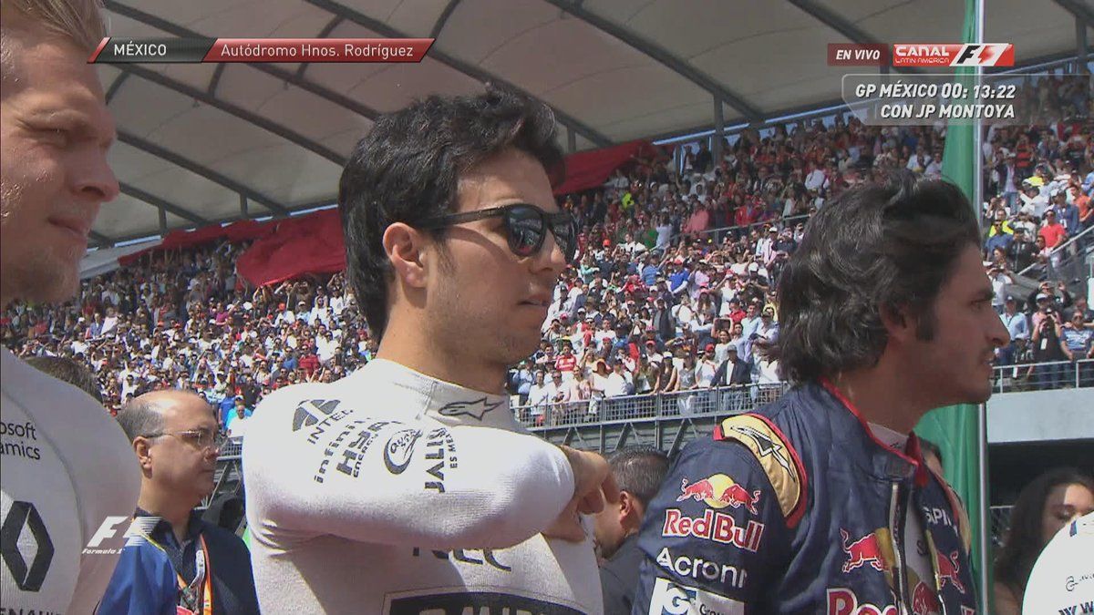 Pilotos desfilan en autos clásicos - CwCX6biWcAEfZ5k