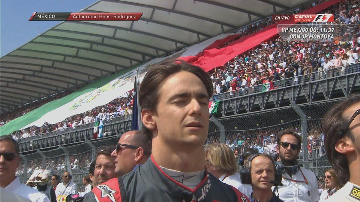 Pilotos desfilan en autos clásicos - CwCX6cEWYAA6qUt