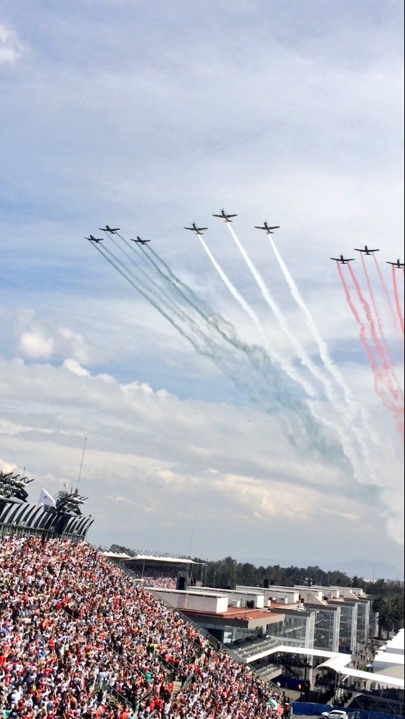 Pilotos desfilan en autos clásicos - CwCaQJwXgAArOro