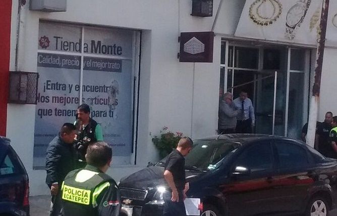Delincuentes intentan asaltar casa de empeño en Ecatepec y quedan atrapados