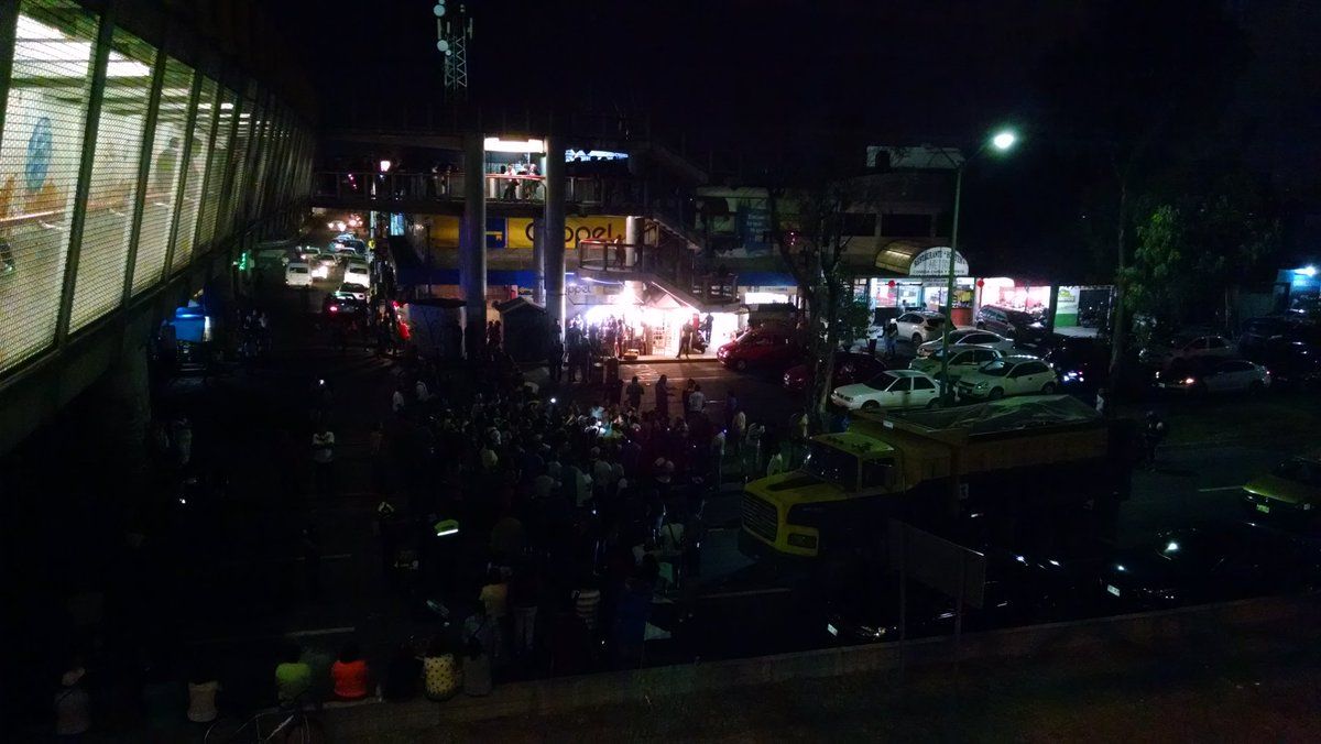 Vecinos bloquean Avenida Central exigiendo agua