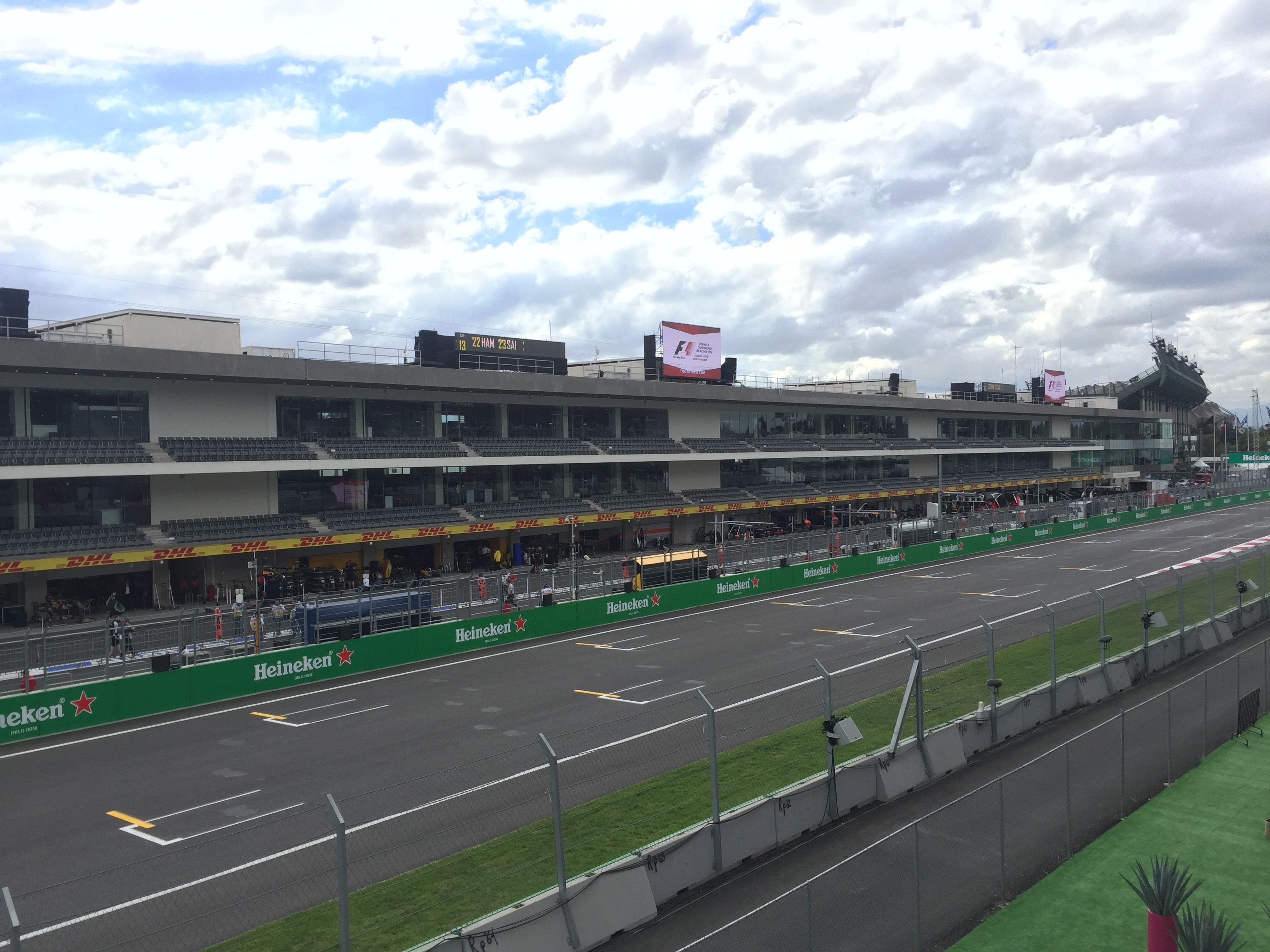 El Autódromo ya está listo para recibir al Gran Premio de México - En-la-zona-de-pits-los-equipos-ya-se-encuentran-laborando-y-cuidando-hasta-el-último-detalle-para-iniciar-las-pruebas-este-viernes