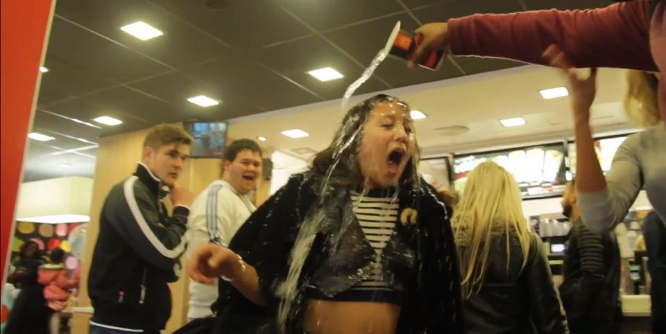 Video: avienta bebida a mujer tras burlarse del sobrepeso de un hombre