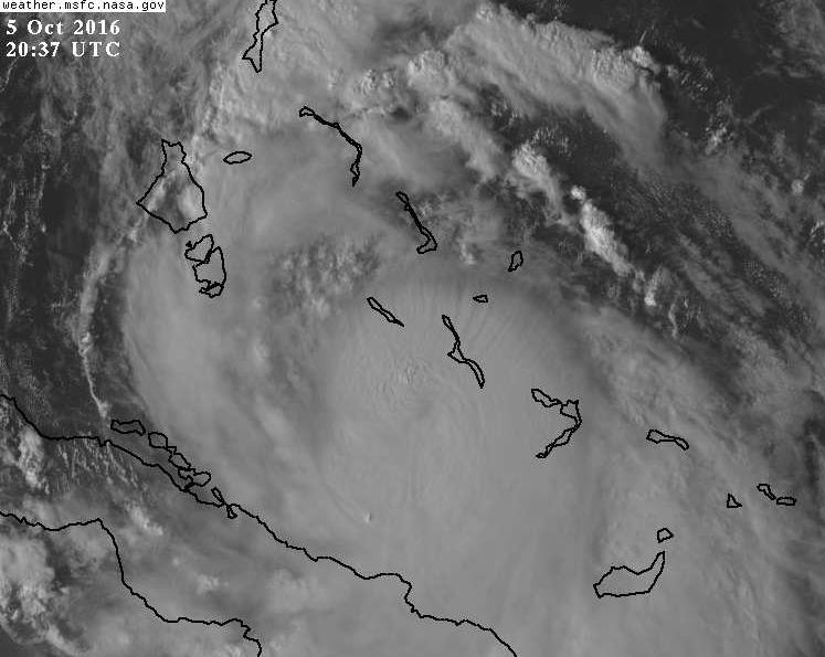 Matthew azota Bahamas y avanza rumbo a Florida