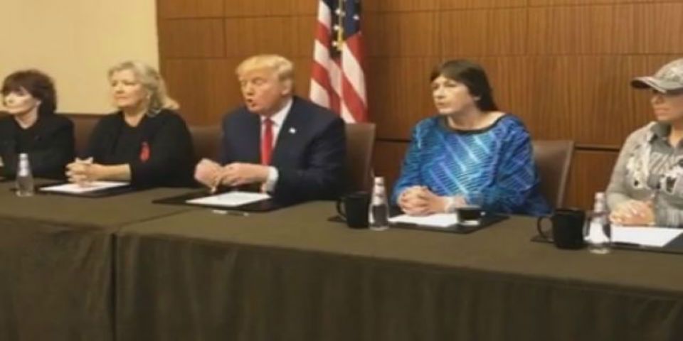 Trump acude al debate acompañado de víctimas de abusos sexuales de Bill Clinton