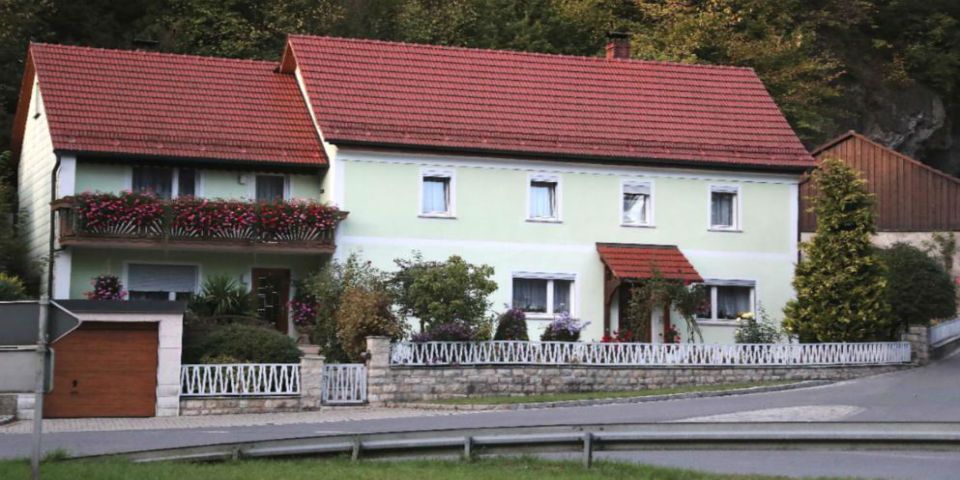 Policía descubre a hombre que llevaba 30 años sin salir de casa de sus padres