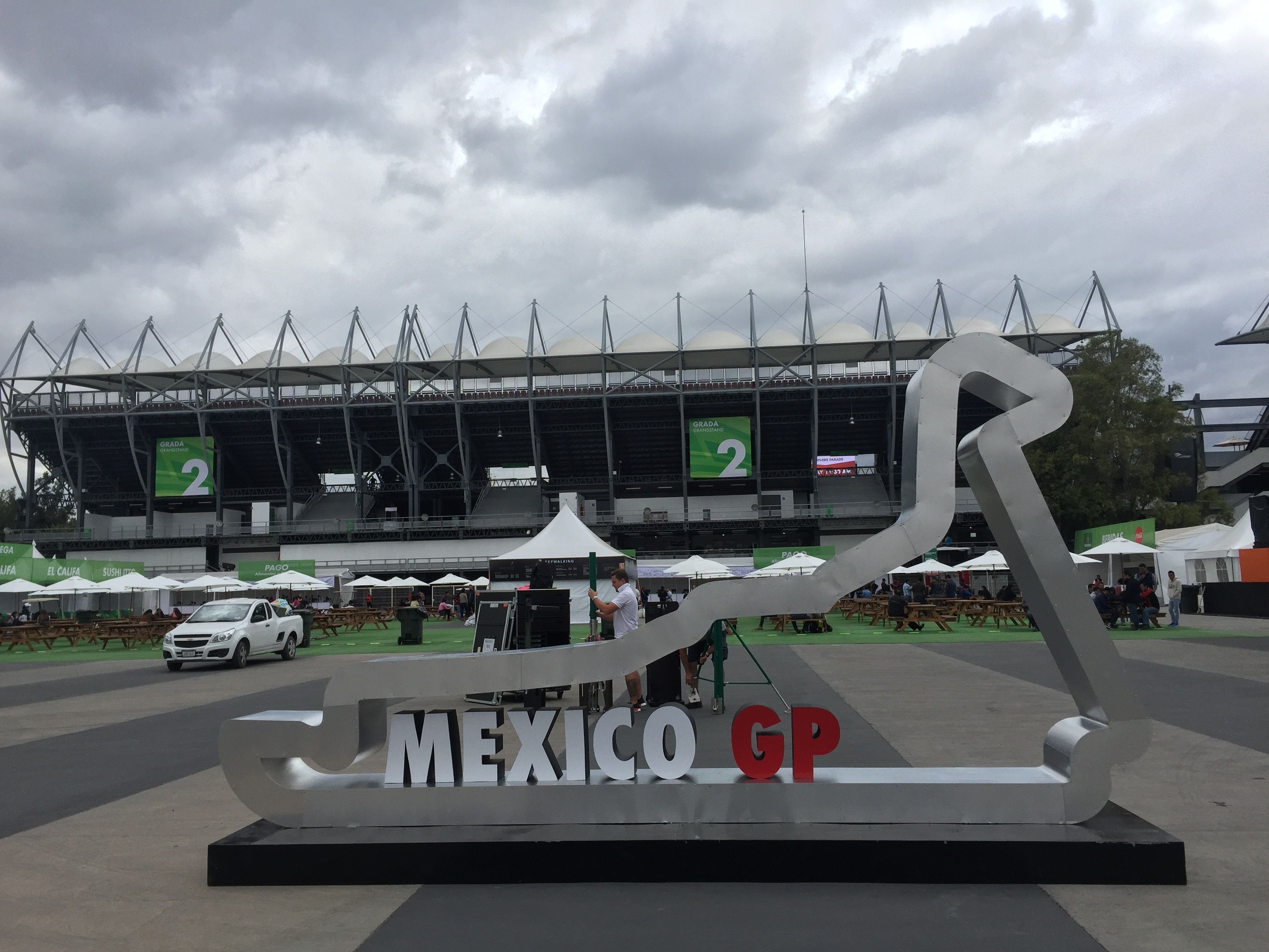 El Autódromo ya está listo para recibir al Gran Premio de México - Horas-antes-de-que-inicie-el-Gran-Premio-de-México-el-Autódromo-Hermanos-Rodríguez-ya-tiene-ambiente-de-Fórmula-1