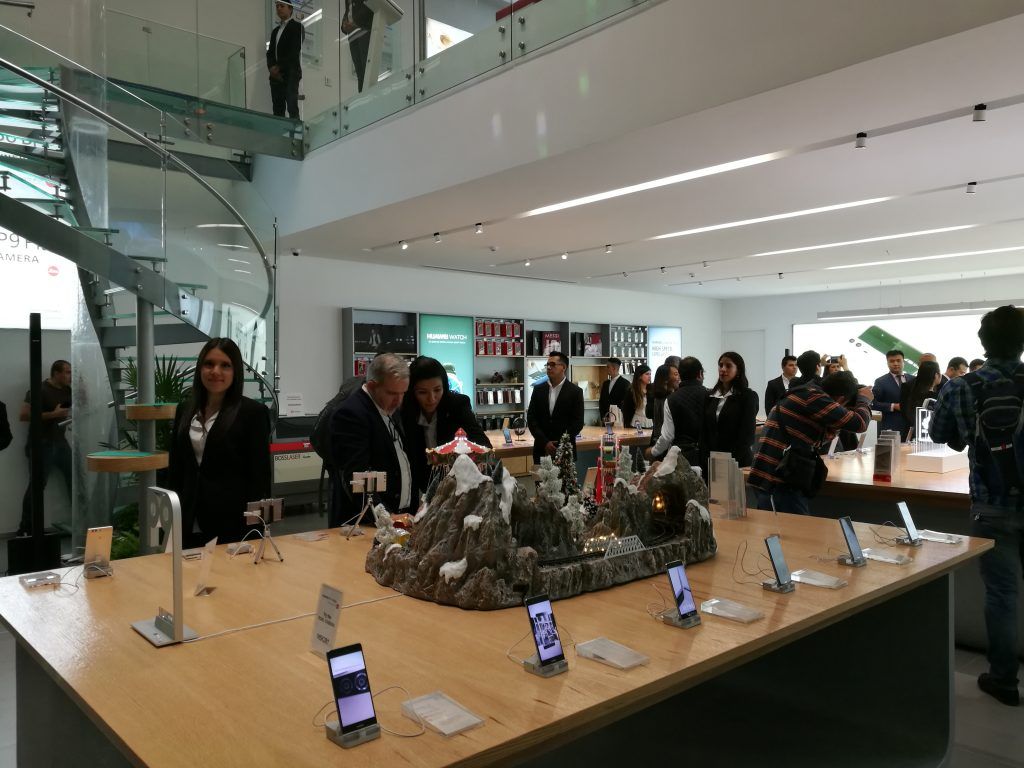 Huawei inaugura tienda de servicio en Polanco - IMG_20161013_202645-1024x768