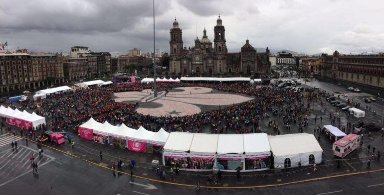 Scouts forman la flor de lis más grande del mundo en el Zócalo