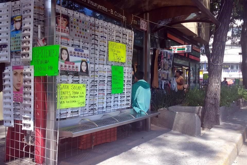 Ambulantes instalan puestos en parabuses afuera del Metro Chilpancingo