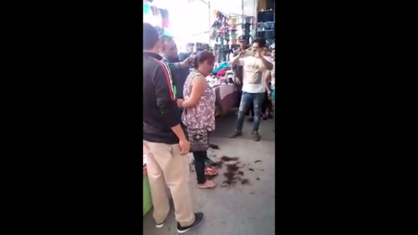 Video: cortan cabello a presunta ladrona en tianguis de León