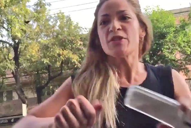 Video: choca, golpea a conductor y casi atropella a mujer