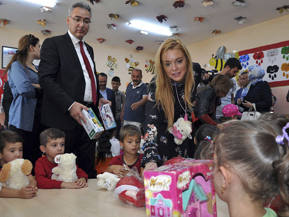 Lindsay Lohan visita campo de refugiados en Turquía - Lindsay-Lohan-III