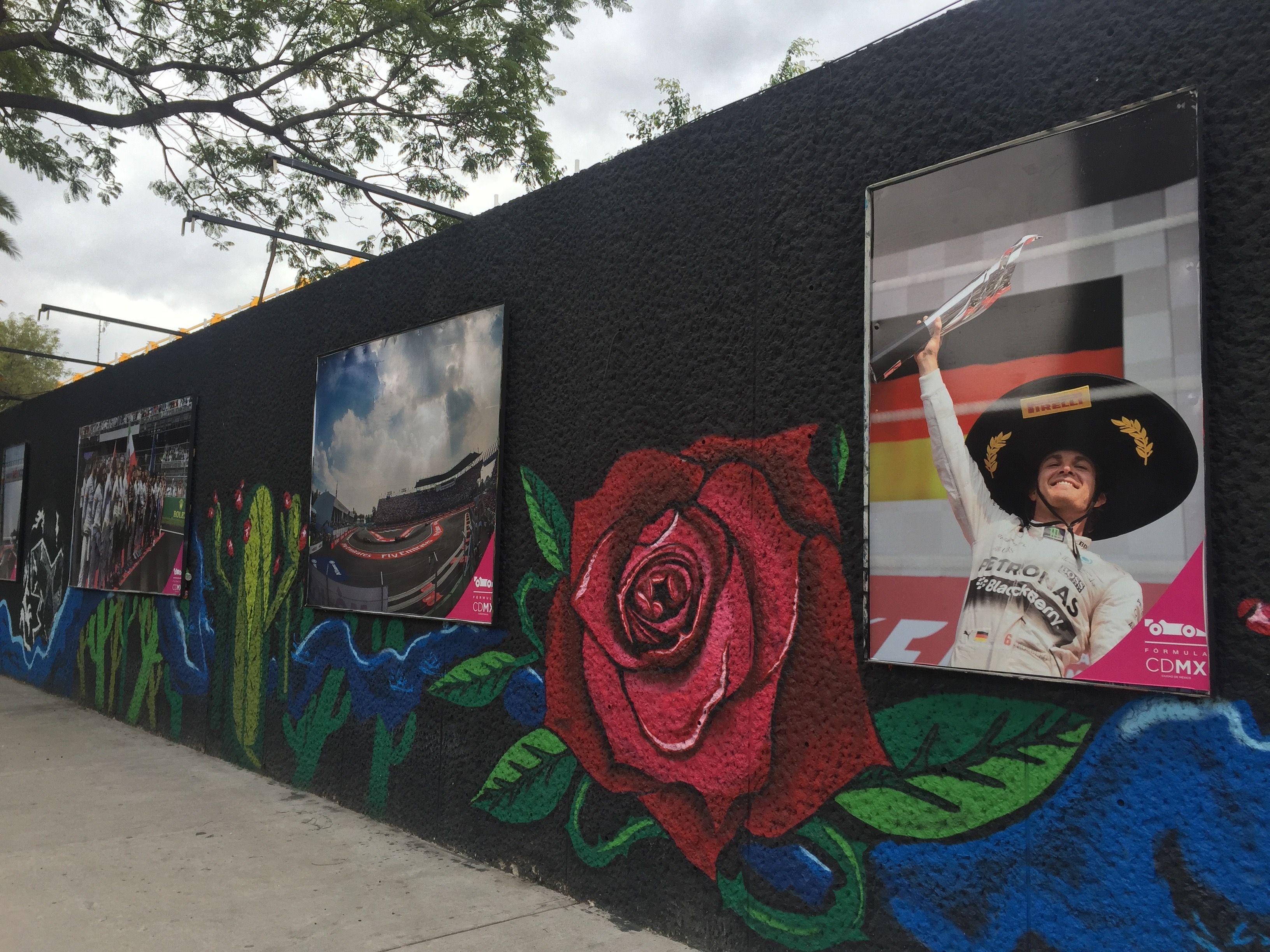 El Autódromo ya está listo para recibir al Gran Premio de México - Los-accesos-al-Autódromo-Hermanos-Rodríguez-están-decorados-con-motivos-mexicanos-y-de-la-Fórmula-1