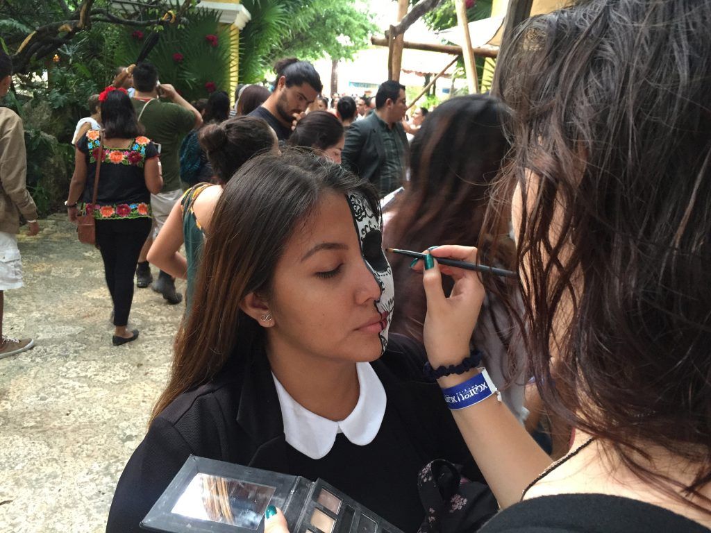 Una opción para celebrar Día de Muertos en la Riviera Maya - Los-visitantes-pueden-maquillarse-como-las-tradicionales-calaveras-1024x768