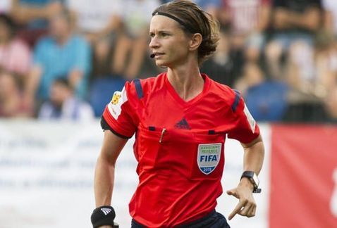 Futbolistas deben entrenar con equipo femenil por criticar a árbitra - Lucie-Ratajova