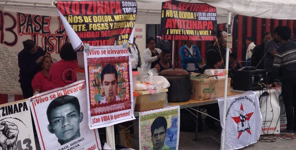 Padres de los 43 retiran plantón en San Lázaro - Plantón-43-BES-2016-10-28-PHOTO-00001224-1024x521