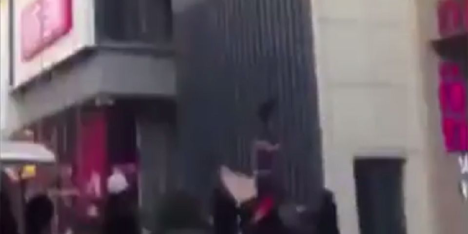 Video: policías intentan frustrar suicido con un cartón