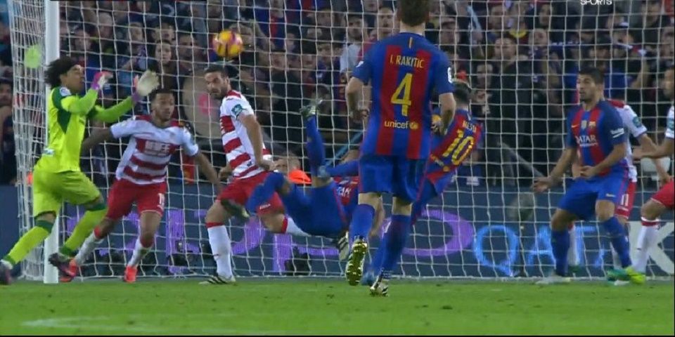 Barcelona gana a equipo de Guillermo Ochoa con golazo de Rafinha