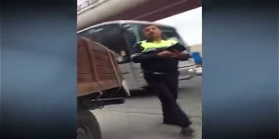 Suspenden a policía de tránsito en Nuevo León por pedir ‘mordida’