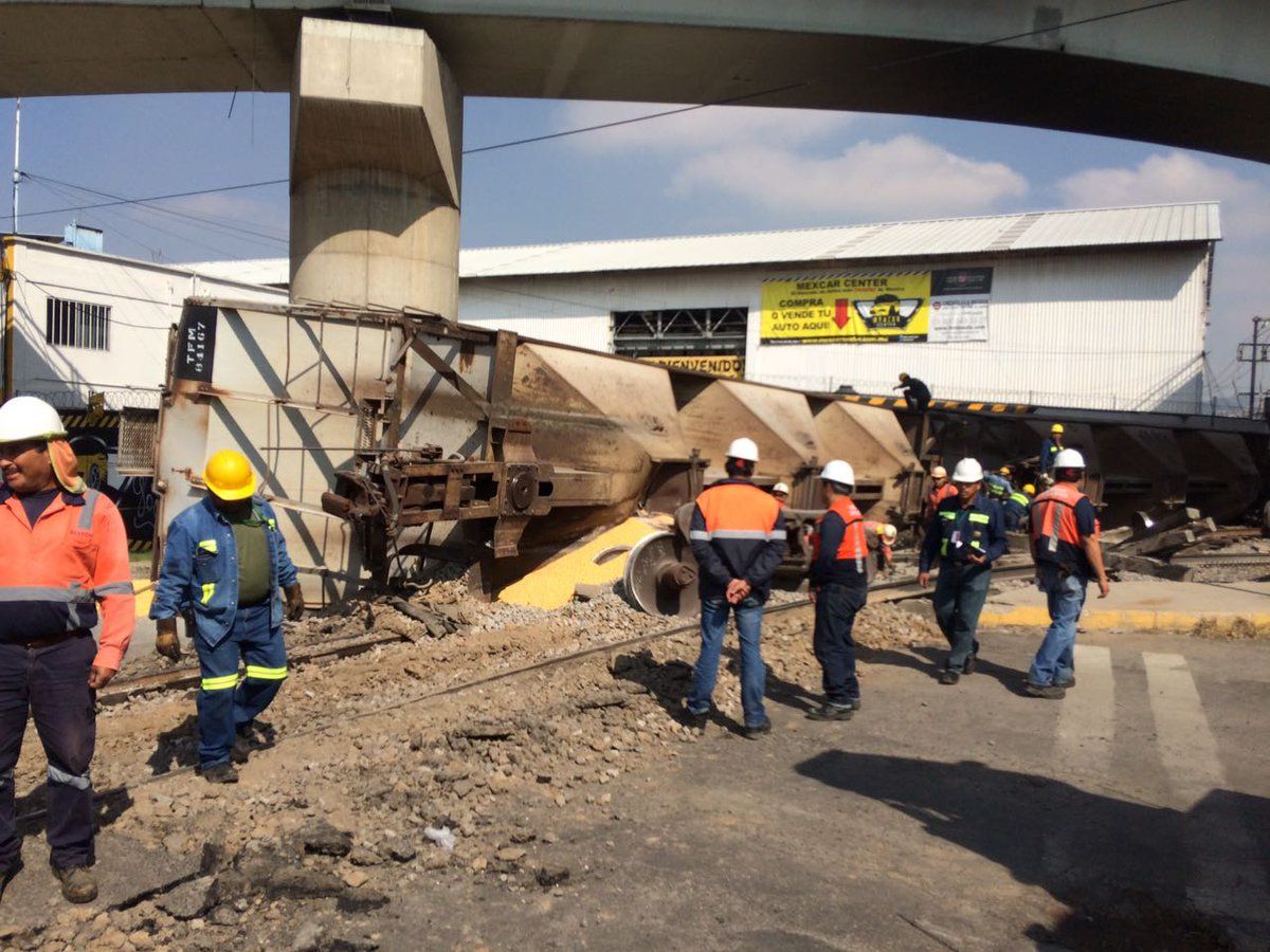 Descarrilan vagones de ferrocarril en Tlalnepantla