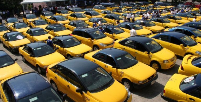 Taxistas cobraron hasta 3 mil pesos por traslados de Jalisco a Michoacán