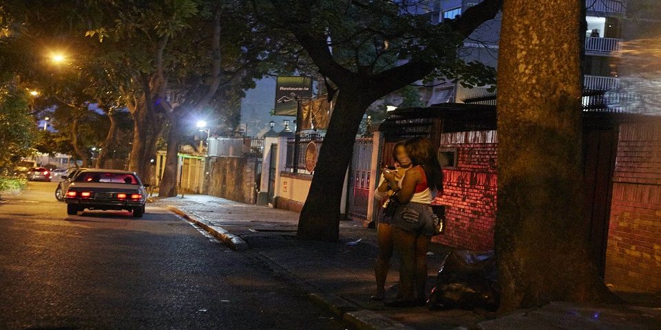 Prostitutas en Venezuela ganan más vendiendo dólares que por sexo