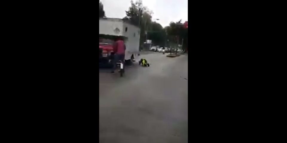 Video: vehículo de carga embiste a policía de Tránsito