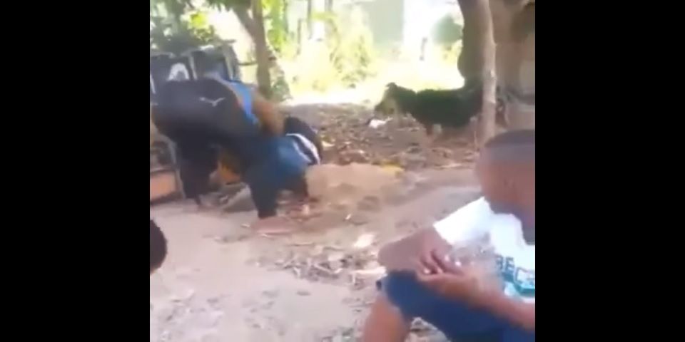#Viral madre golpea a su hijo por opinar en conversación ajena