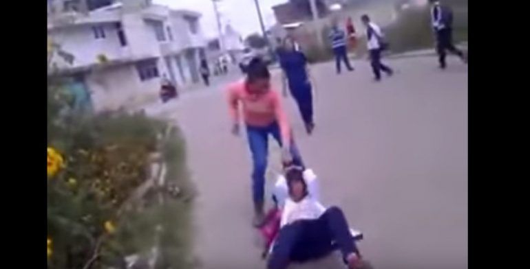 Video: mujer da golpiza a estudiante por agredir a su hija