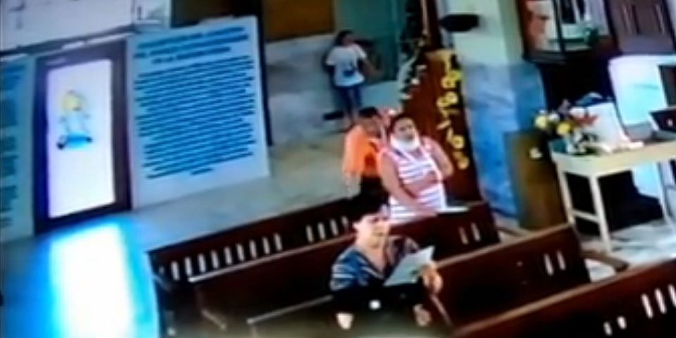 Video: roban bolsa a mujer al interior de una iglesia