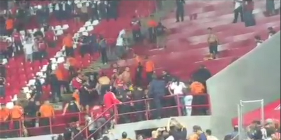 Video: protagonizan pelea aficiones de Xolos y Atlas