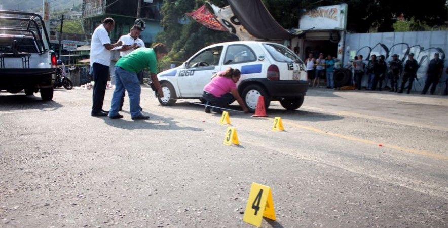 Matan a 2 hombres abordo de un taxi en Acapulco