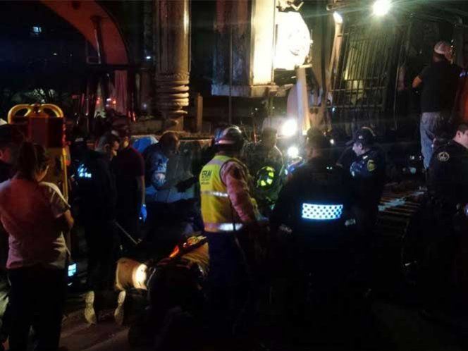 Mujer cae 20 metros en excavación en Río Mixcoac