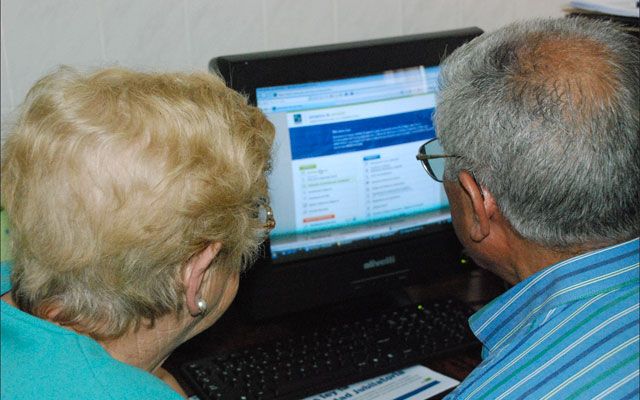 Diputados avalan reformas para acercar internet a adultos mayores