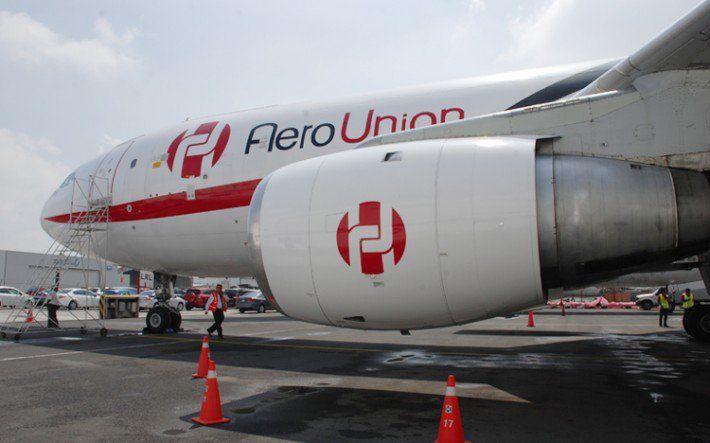 Avión aterriza de emergencia en el AICM