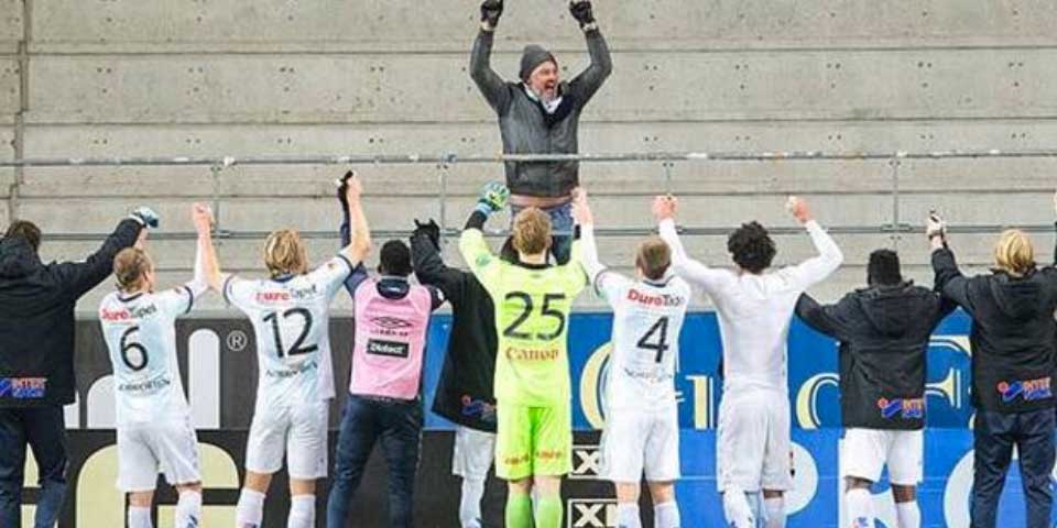Video: futbolistas festejan con único aficionado que viajó para verlos