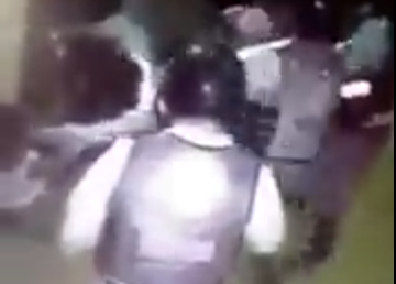 Video: policías agreden a una mujer en Venezuela